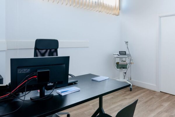 Consulta médica equipada con tecnología en Clínica Arnao en Telde