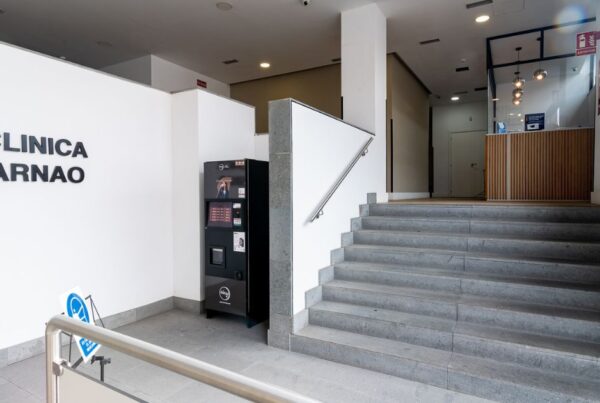 Escaleras de acceso interior a la recepción de Clínica Arnao en Telde