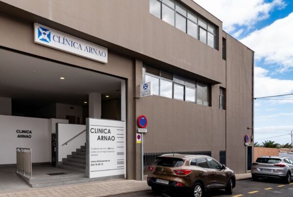 Fachada de Clínica Arnao en Telde, con acceso principal y señalización visible en Gran Canaria