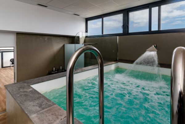Hidroterapia en Clínica Arnao con piscina terapéutica y espacio de rehabilitación en Telde