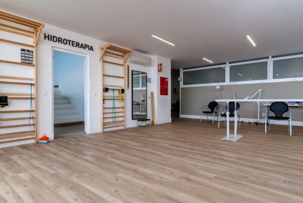 Instalaciones de fisioterapia con zona de hidroterapia en Clínica Arnao