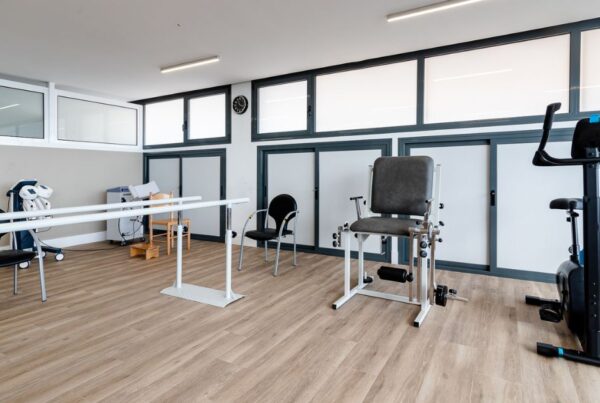 Instalaciones de rehabilitación y fisioterapia con equipamiento médico en Clínica Arnao