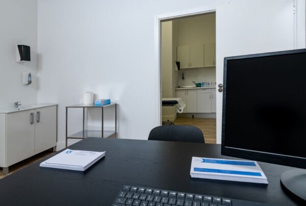 Interior de consulta médica en Clínica Arnao con sala de exploración