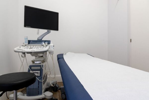 Sala de exploración médica en Clínica Arnao con camilla, equipo de ecografía en Telde, Gran Canaria