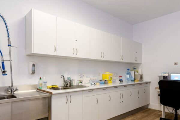 Sala de preparación clínica en Clínica Arnao con área de limpieza y puesto de trabajo médico en Telde